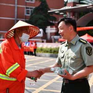 助力高考，阜城環(huán)衛(wèi)工人在行動(dòng)