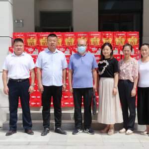 阜陽(yáng)市電力行業(yè)協(xié)會(huì)攜手愛心企業(yè)慰問(wèn)一線教師